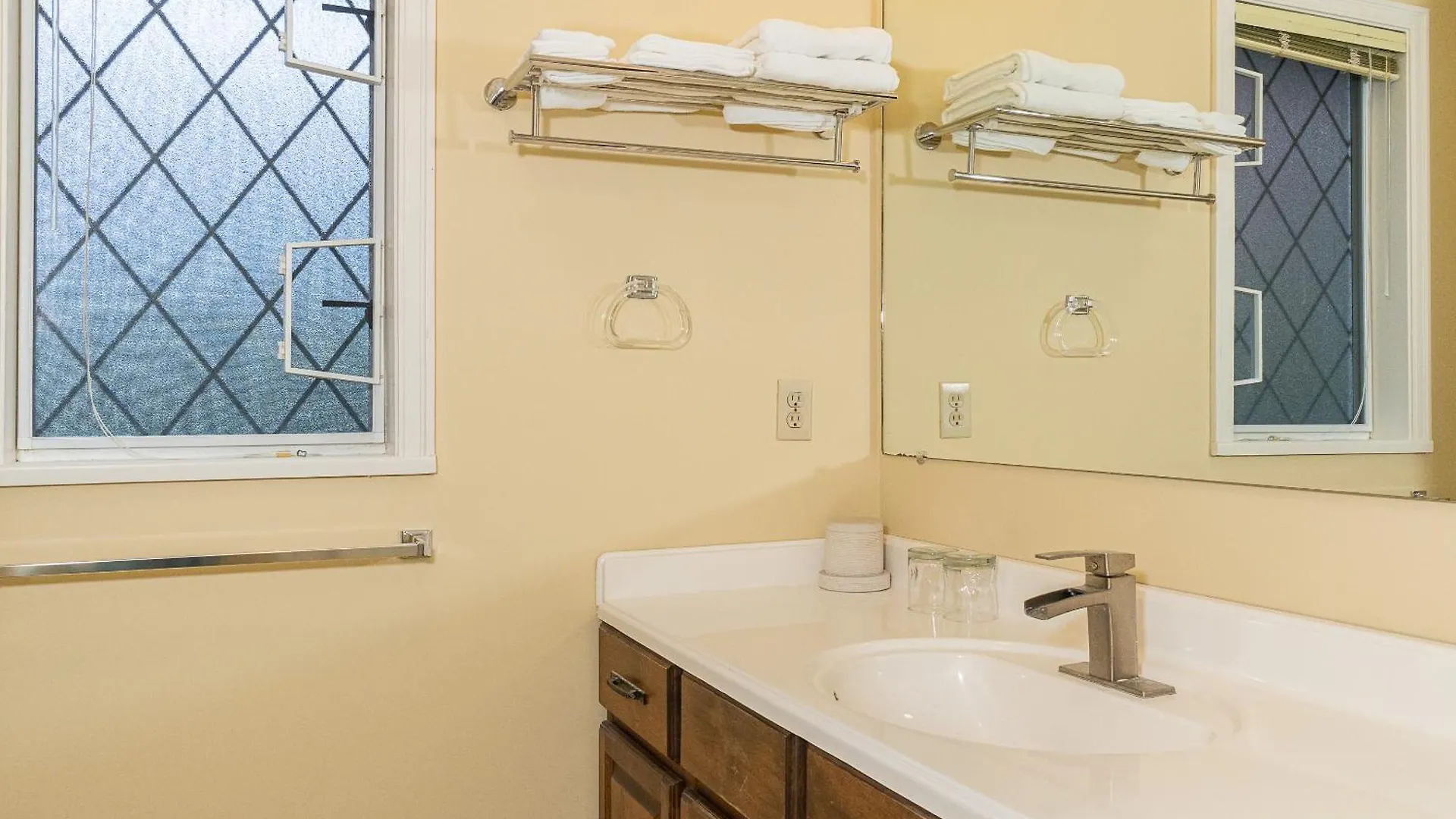 Garden Hotel 3-Bedroom House For Whole Book Richmond 0*,  Canada