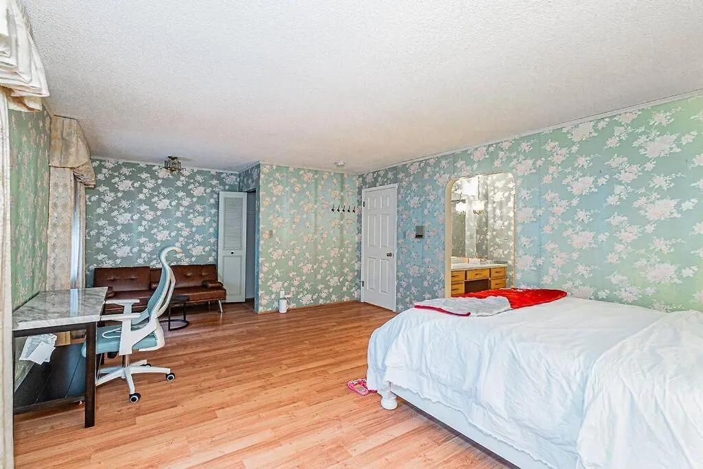 Garden Hotel 3-Bedroom House For Whole Book Richmond Canada